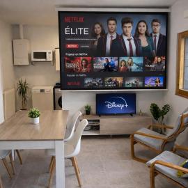 Apto Espert l PISCINA l Cine l Garaje l BBQ l Wifi, hotell i Biescas