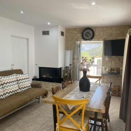 M&C House، فندق في Kalianoi