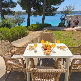 Beach front with Swimming pool, Illyria Resort Apt 101