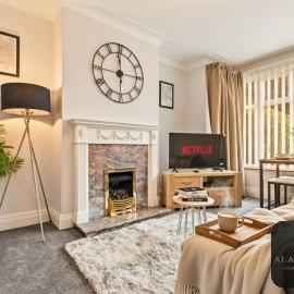 Roundhay Home 4-Bed with Free Parking WI-FI, hotel in Moortown