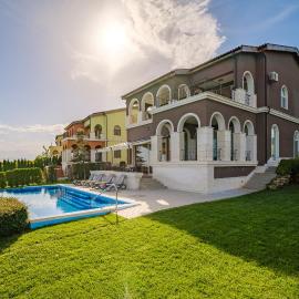 Villas at Lighthouse Golf by Parnas Estate، فندق في بالشيك
