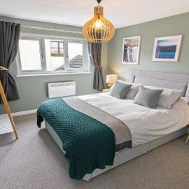 Oceanside Sleeps 6 Walk to Beach Stylish
