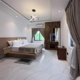 Luxury Double Bed Suite at THE HIDDEN DOMUS I Anomabo Suite – hotel w Akrze