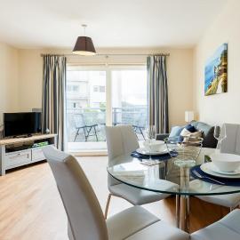 Coxswain's Cabin - Moments from Hamworthy Beach and Park, hotel sa Poole