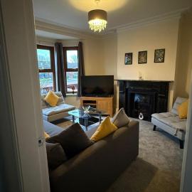 Spacious Home, Up to 10 Guests, Wi-Fi & Parking, hotel v mestu Warrington