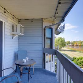 Pet-Friendly Oak Harbor Condo: Walk to Lake!, מלון בSand Beach