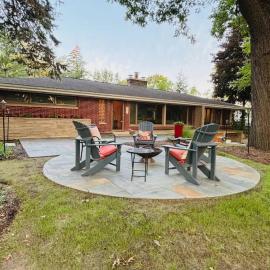 Mid Century Beauty with Huge Sunny Porch, hotel di Sokol Camp