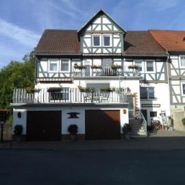Ruime vakantiewoning met 4 slaapkamers voor max 9 personen, hotelli kohteessa Spangenberg