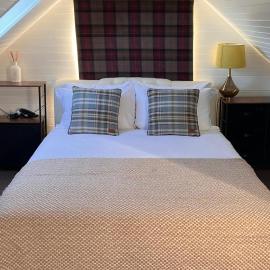 Pets - Garden - Parking - Sleeps up to 4 - Hiking, hotel in Banchory