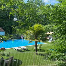 camping du Coucou, מלון בNailhac
