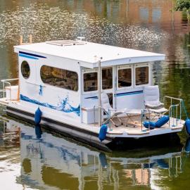 Neues Hausboot für 4 Personen Müritz und Plauer See、Lübzのホテル