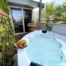 Authentic studio apartment with jacuzzi in center