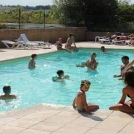 ZEcamping 3 dog friendly avec piscine au bord du lac de la Thésauque, hotel in Nailloux