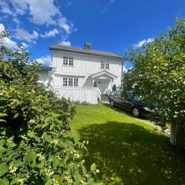 Familievennlig fritidsbolig i hjertet av Flå, perfekt for besøk i Bjørneparken, khách sạn ở Flå