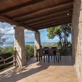 GuestHost - Lovely Villa with Sea View Terrace, hotel u gradu Cala Bitta