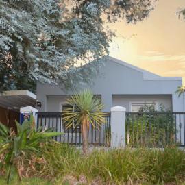 2-Bedroom Private Garden Flat, Durbanville, hotel in Durbanville