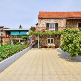Three bedded room with an outdoor kitchen