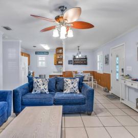 The Blue Bungalow, hotel in Cinco Bayou