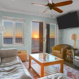 Oceanfront Beach Condo, Pool, Gym, Fishing Surfing
