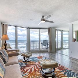 Oceanfront Condo, Pool, Gym, Private Balcony, khách sạn ở Halifax Estates