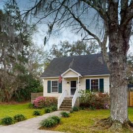 Charming dog-friendly home with deck, golf nearby, full kitchen, & washer/dryer