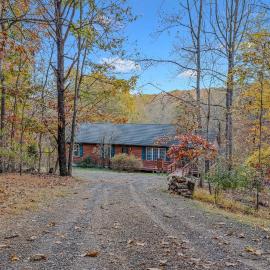 Creekview Cabin - Hot Tub, EV Station, Pet Friendly, Screen Porch, Wifi, Grill, Fire Pit, Deck, Family Friendly, Game Room, King Bed, Hotel in Morton Grove