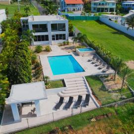 Oceanfront w pool, hot tub, covered viewing patio, отель в городе Манати