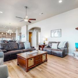 Spacious dog-friendly home with decks & beautiful views - near boat ramp & lake, hotel in Canyon Lake