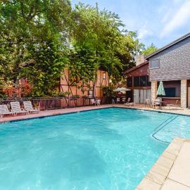 Condo with pool, hot tub, grills, washer/dryer, central AC - snowbirds welcome, hotel in New Braunfels