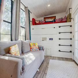 Vibrant Tiny Home with High-Speed WiFi, Full Kitchen, and Expansive Outdoor Area、キャニオン・レイクのホテル