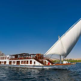 Princess Farida Luxury Dahabiya Nile Cruise, Every Monday from Luxor to Aswan 4 nights and Every Friday from Aswan to Luxor 3 nights – hotel w mieście Luksor