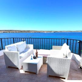 Seafront Apart Terrace Sunbeds Panoramic Ocean and Bay views, hotel a Is-Sellum