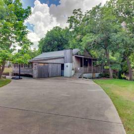 Charming dog-friendly home with expansive deck - near boat ramp & attractions