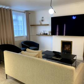 Luxury 2-Bed Apartment with Parking & Garden、ボアハムウッドのホテル