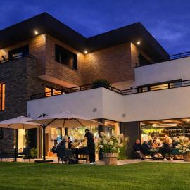 Pinot Noir Apartments & Wine Bar