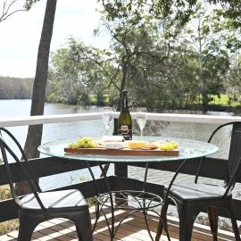Escape the noise and slow down at Riverdance for your luxury river stay – hotel w mieście Nabiac