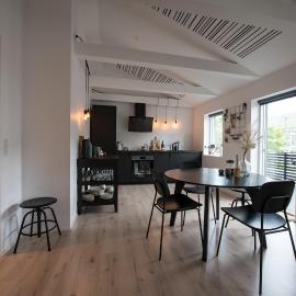Bright Central Top-Floor Apartment with Balcony、クラクスヴィークのホテル