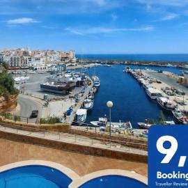 Ático con piscina, terrazas y vistas al mar, hotel in L'Ametlla de Mar