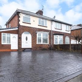 2 LWB Van Parking OR 4 vehicles 4 Beds Equipped House -Sleeps 6 Willenhall Bilston M6 A454 Keyway Junction A463- Wolverhampton Walsall-Bloxwich-Wednesfield- I54 Business Park BY Samina - ARZ Stays - Regular Work & Long Stays Available