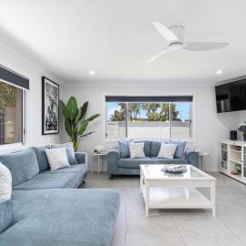 Pet Friendly Beach House with pool - Sleeps 10, hotel en Urangan
