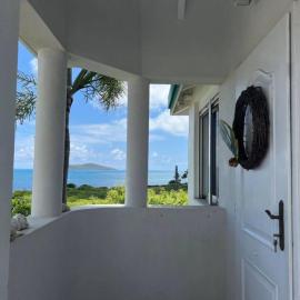 The Cottage at Green Cay - Walk to the Beach - King Bed - Full AC, Hotel in Christiansted