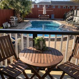 Relaxing Poolside Condo, hotell sihtkohas Savannah