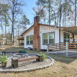 Fish Sam Rayburn! Secluded Cabin w/ Deck & Grill, Hotel in Brookeland