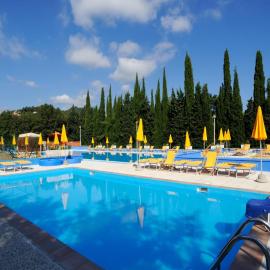 Bungalow in Ferienresidenz with Pool, hotel sa Garlenda
