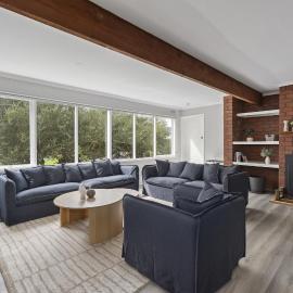Family Retreat with Fireplace and Garden Views, Hotel in McCrae