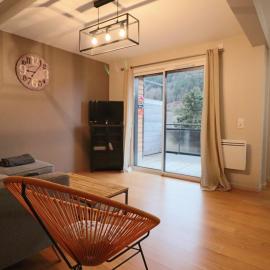 Confort 4* avec Parking et Terrasse au Mont-Dore - FR-1-858-39, hotel in Le Mont-Dore
