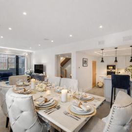 Luxury 4BR Smart Home with Smart Features, Garden, SkyStream & Free Parking - Sleeps Up To 8 in Gerrards Cross SL9, hotell sihtkohas Gerrards Cross