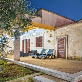 Villa M&G with Garden Near The Sea