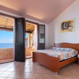 GuestHost - L'Artista sul Mare Sea-Wiev Villa โรงแรมในPorto Corallo