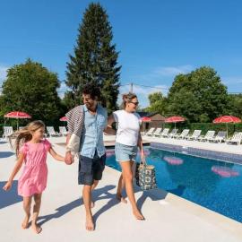 ZEcamping 4 étoiles pet friendly avec piscine chauffée et pataugeoire, hotell i Nesles-la-Vallée